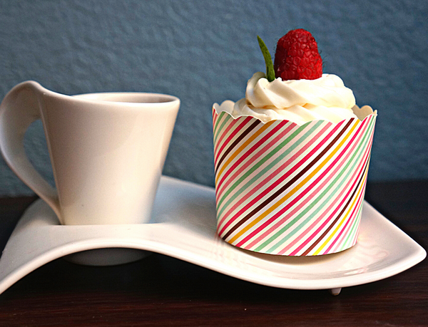 Case of 1200 Large Sweet Diagonal Stripe Bake-In-Cups (standard size)